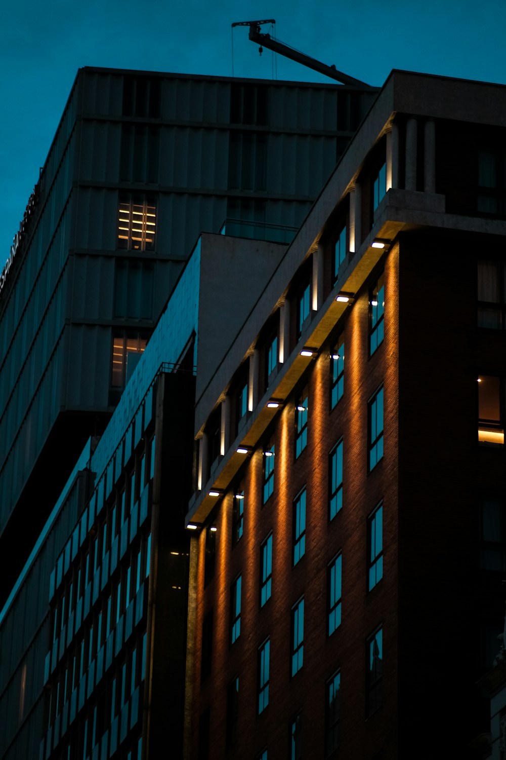 Un edificio muy alto con algunas luces en su lado