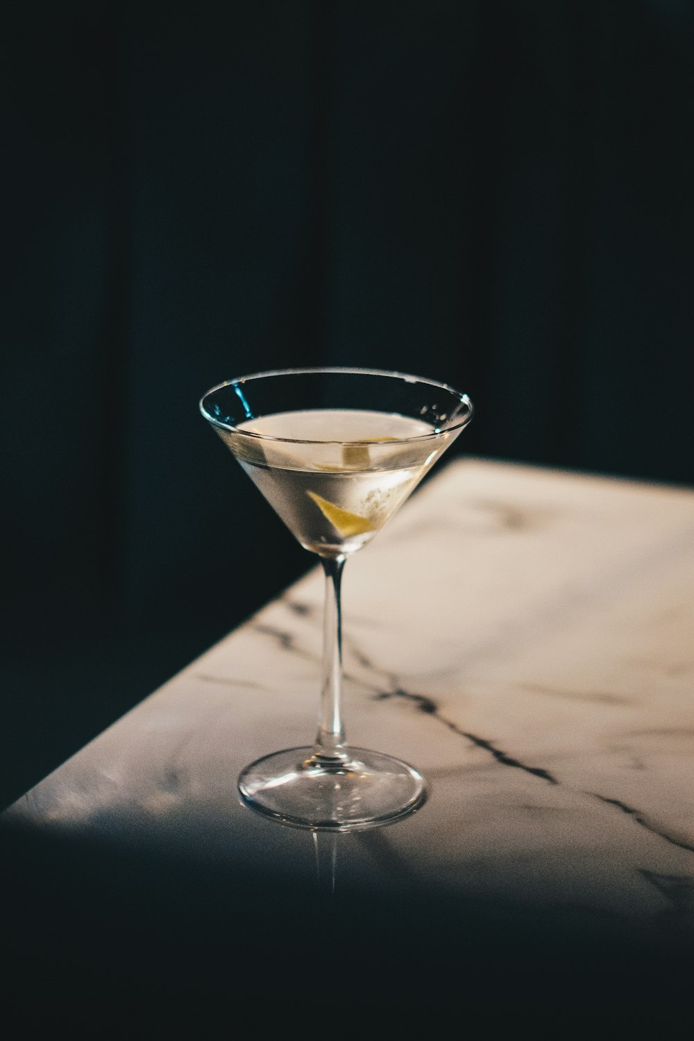 Una copa de martini sentada encima de una mesa