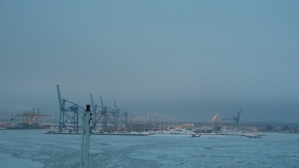 Ein Hafen voller Boote auf schneebedecktem Boden