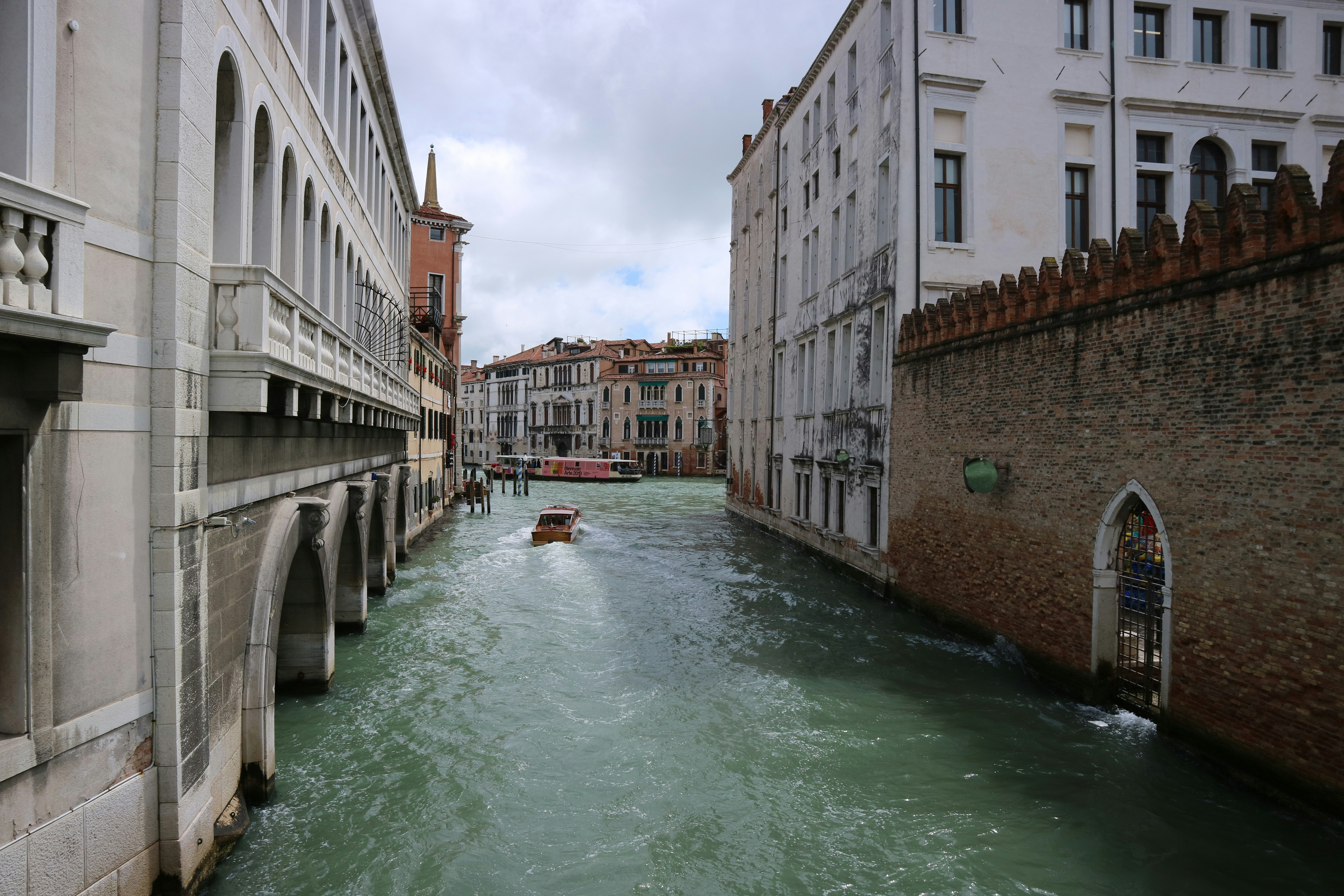 高層ビルの隣の街を流れる川