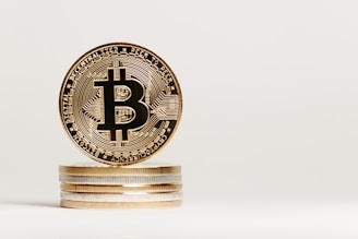 Close-up of a bitcoin symbol next to the wallet address 1frtvz4gymfq3zkkcdpsae33pzwjainj5m.