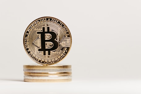 Close-up of a bitcoin symbol next to the wallet address 1frtvz4gymfq3zkkcdpsae33pzwjainj5m.