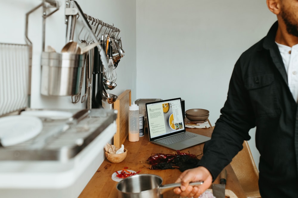 Ein Mann steht in einer Küche und bereitet Essen zu