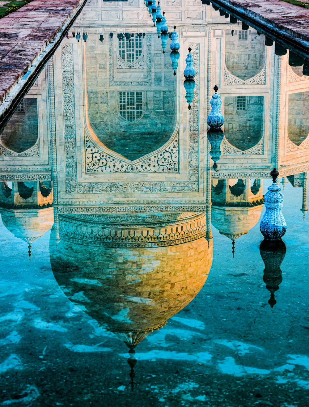 Un reflejo de un edificio en el agua