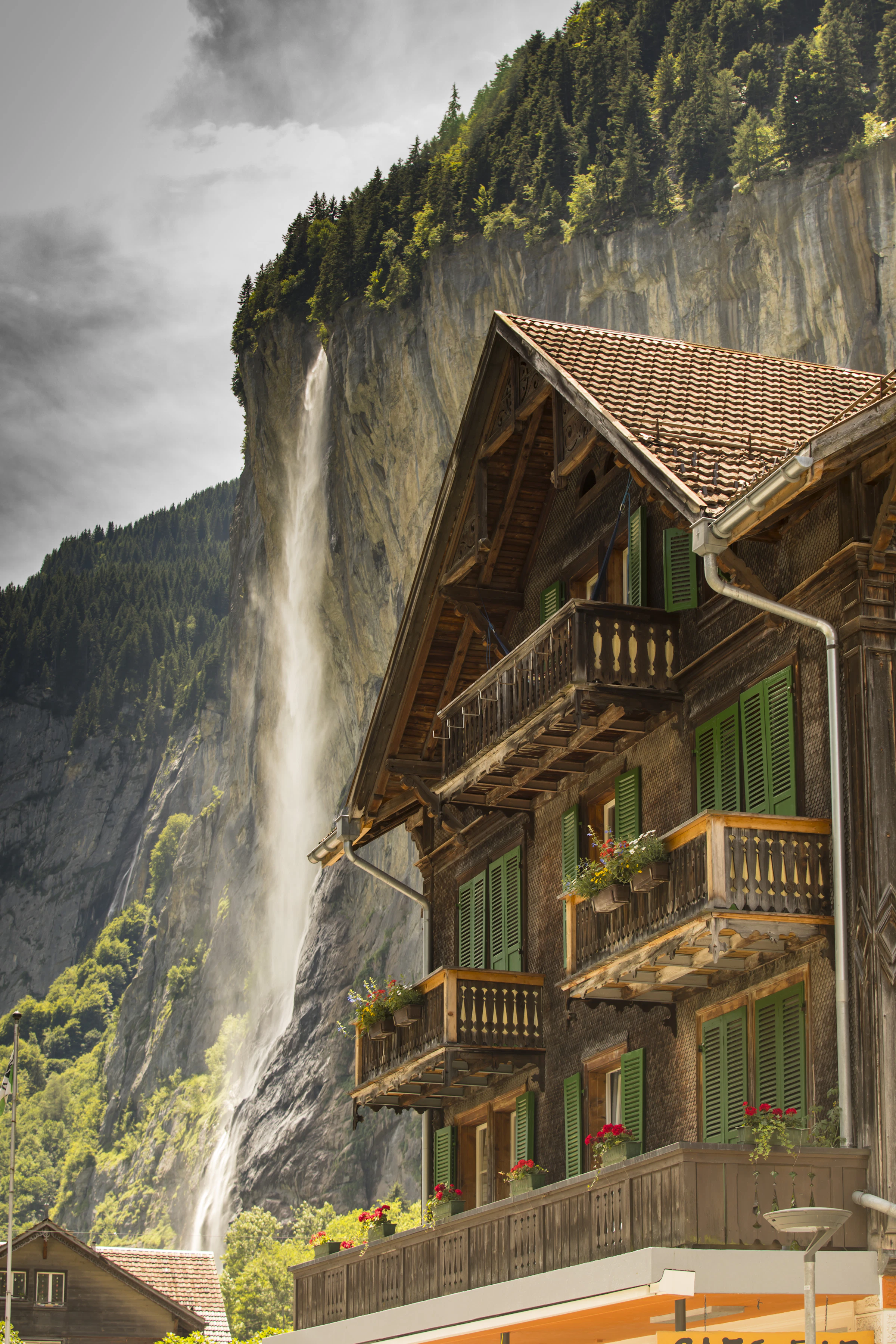 Chalet Mont-Fort, façade en bois massif et balcons