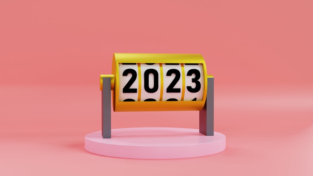Una silla amarilla con los números 2013