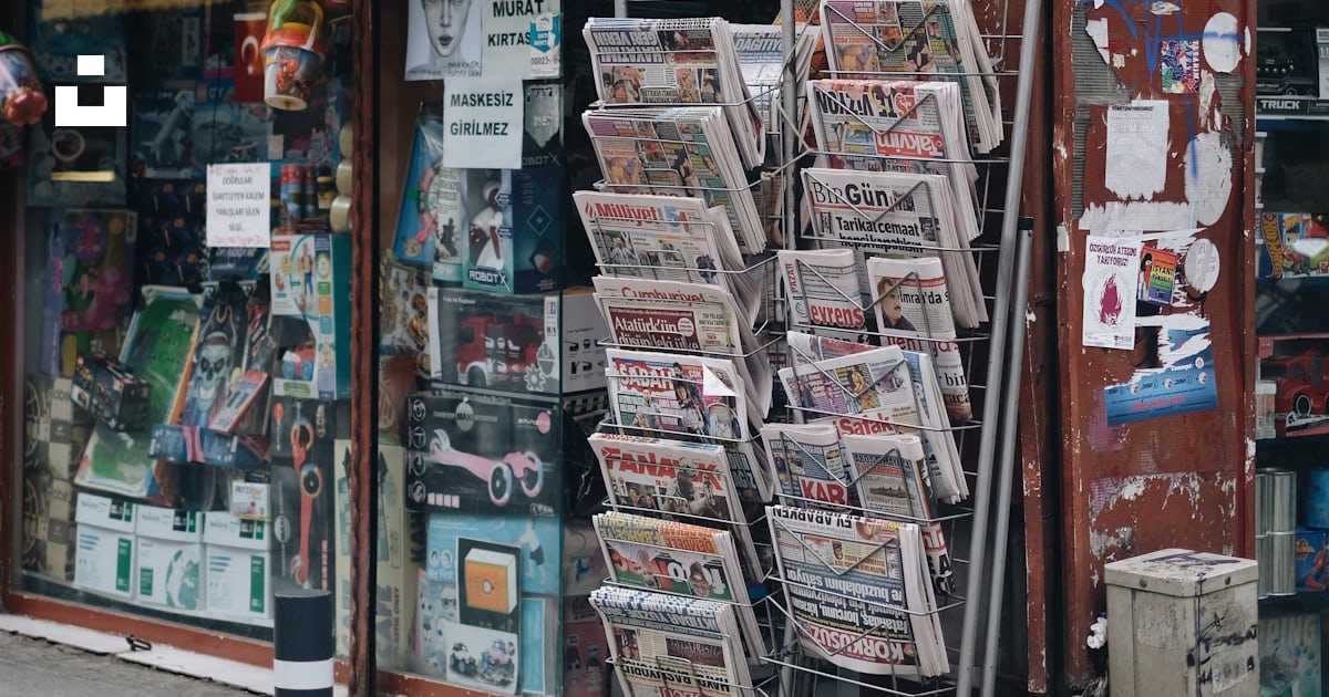 Un puesto de periódicos sentado al costado de una calle foto – Imagen ...