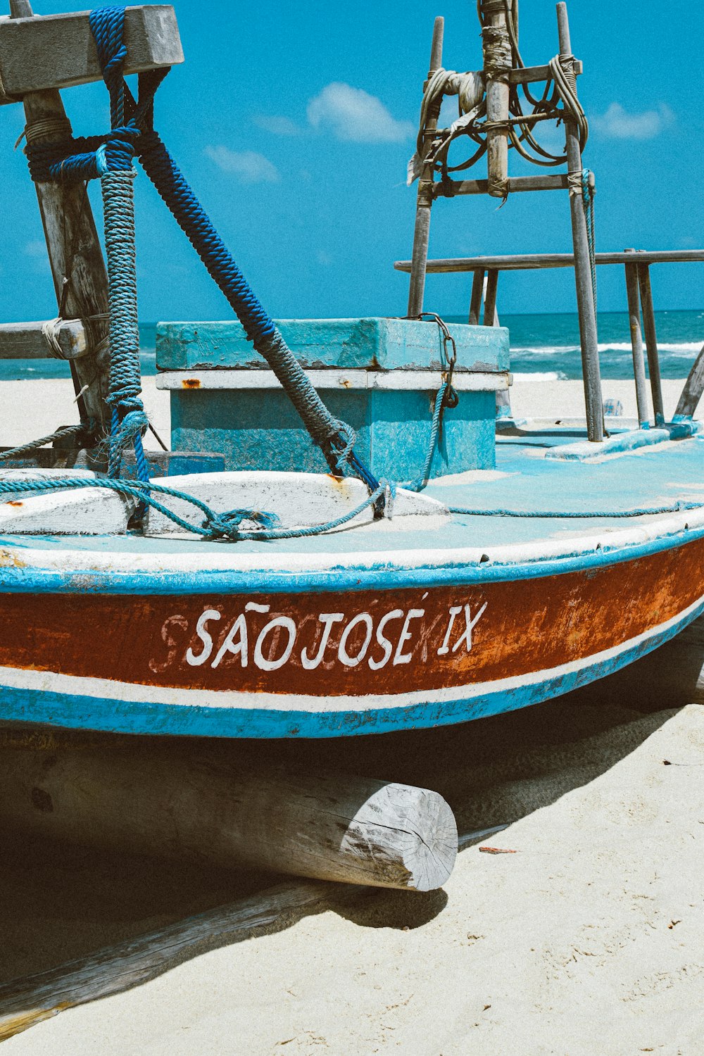 a boat sitting on top of a sandy beach