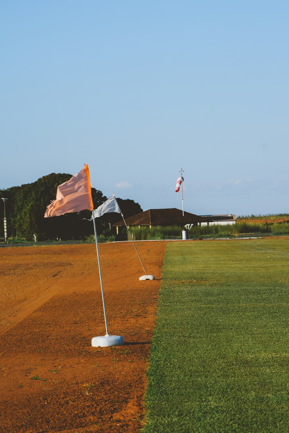 eine Flagge auf einem Pfahl in der Mitte eines Feldes