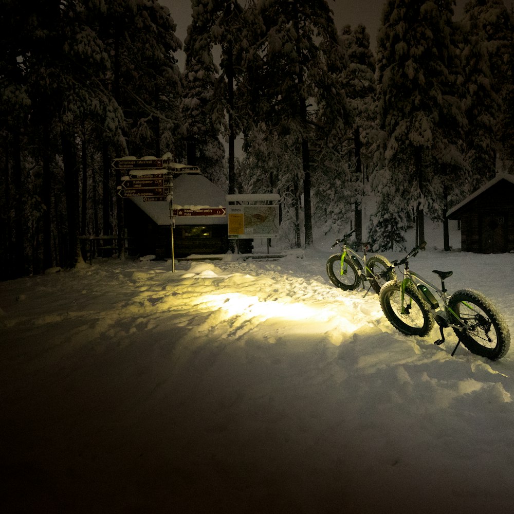 ein paar Fahrräder, die im Schnee sind