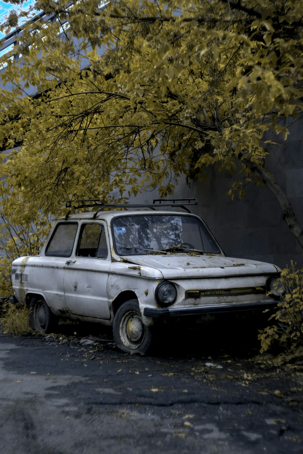 una vecchia auto parcheggiata sul ciglio della strada