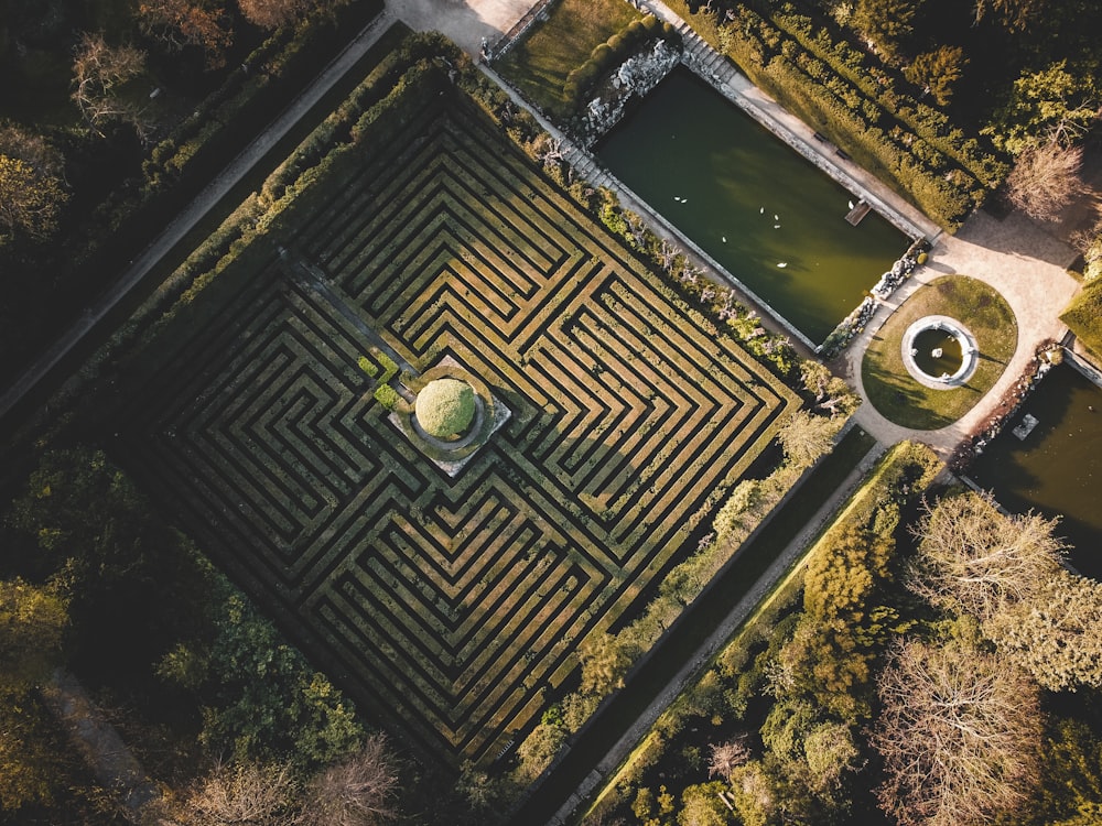 Una vista aerea di un labirinto in un parco