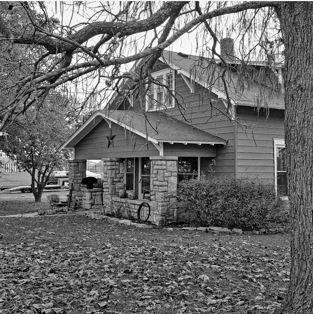 Une photo en noir et blanc d’une maison