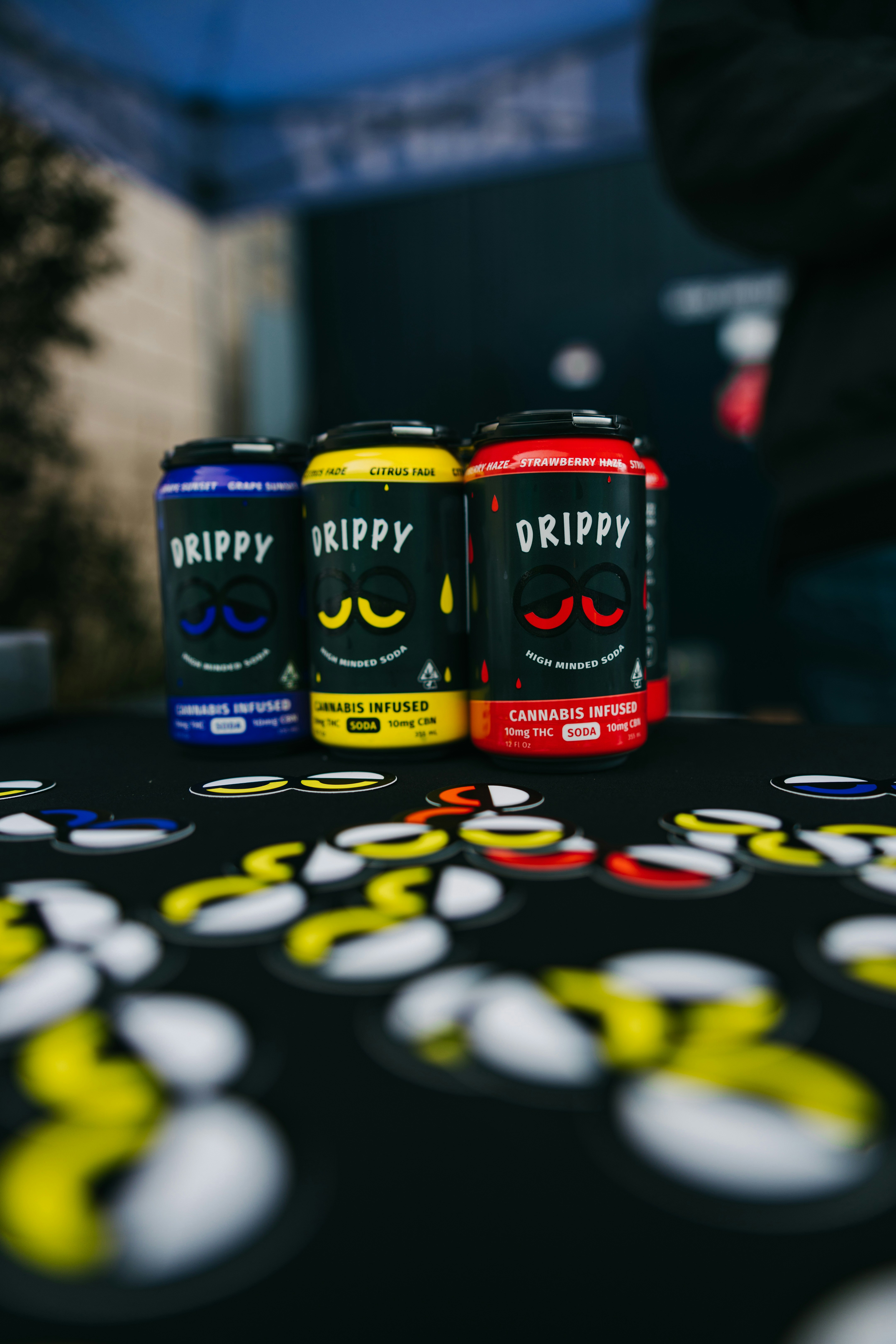 una mesa cubierta con tres latas de bebida