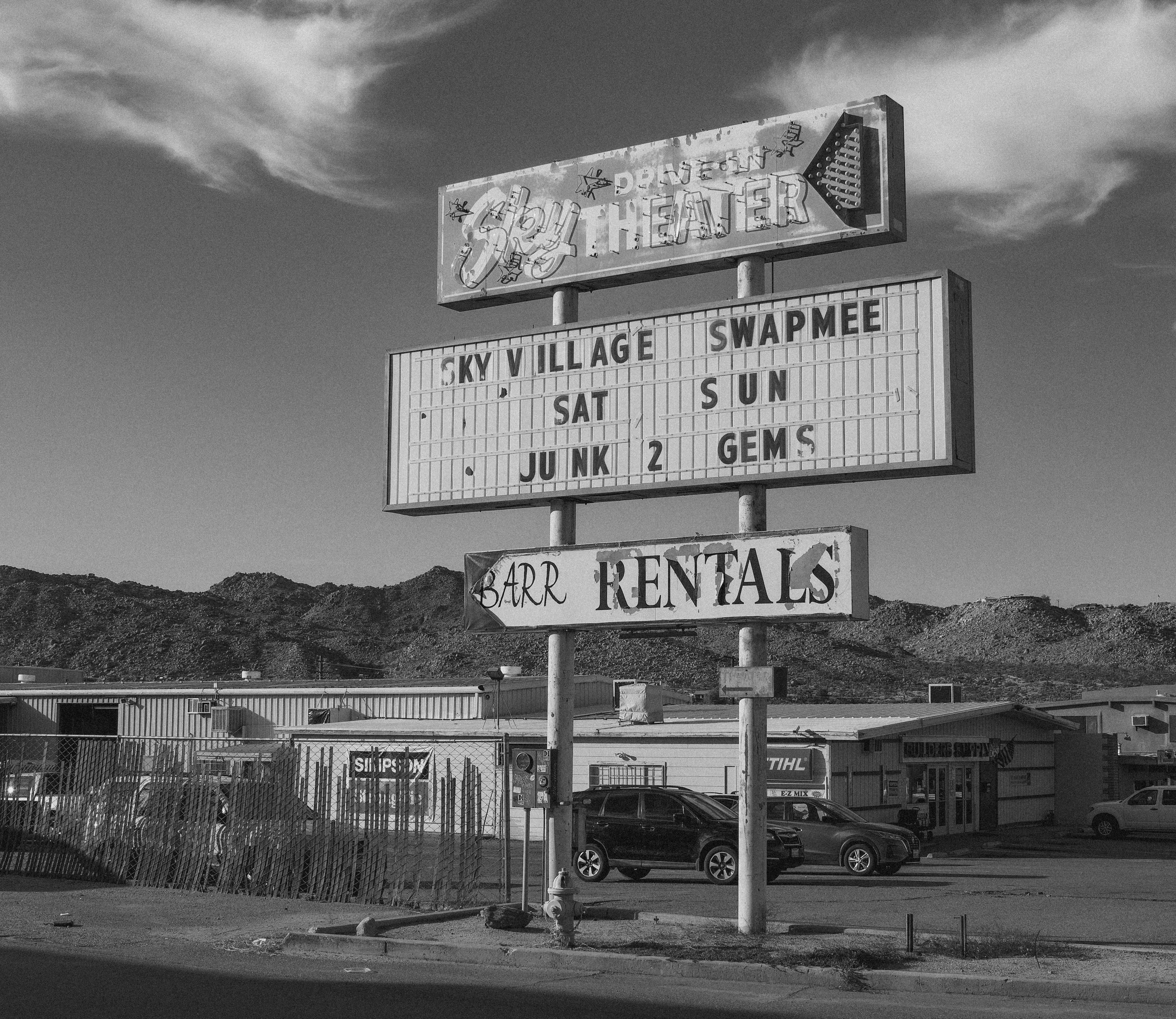 Ein Schwarz-Weiß-Foto eines Motelschildes