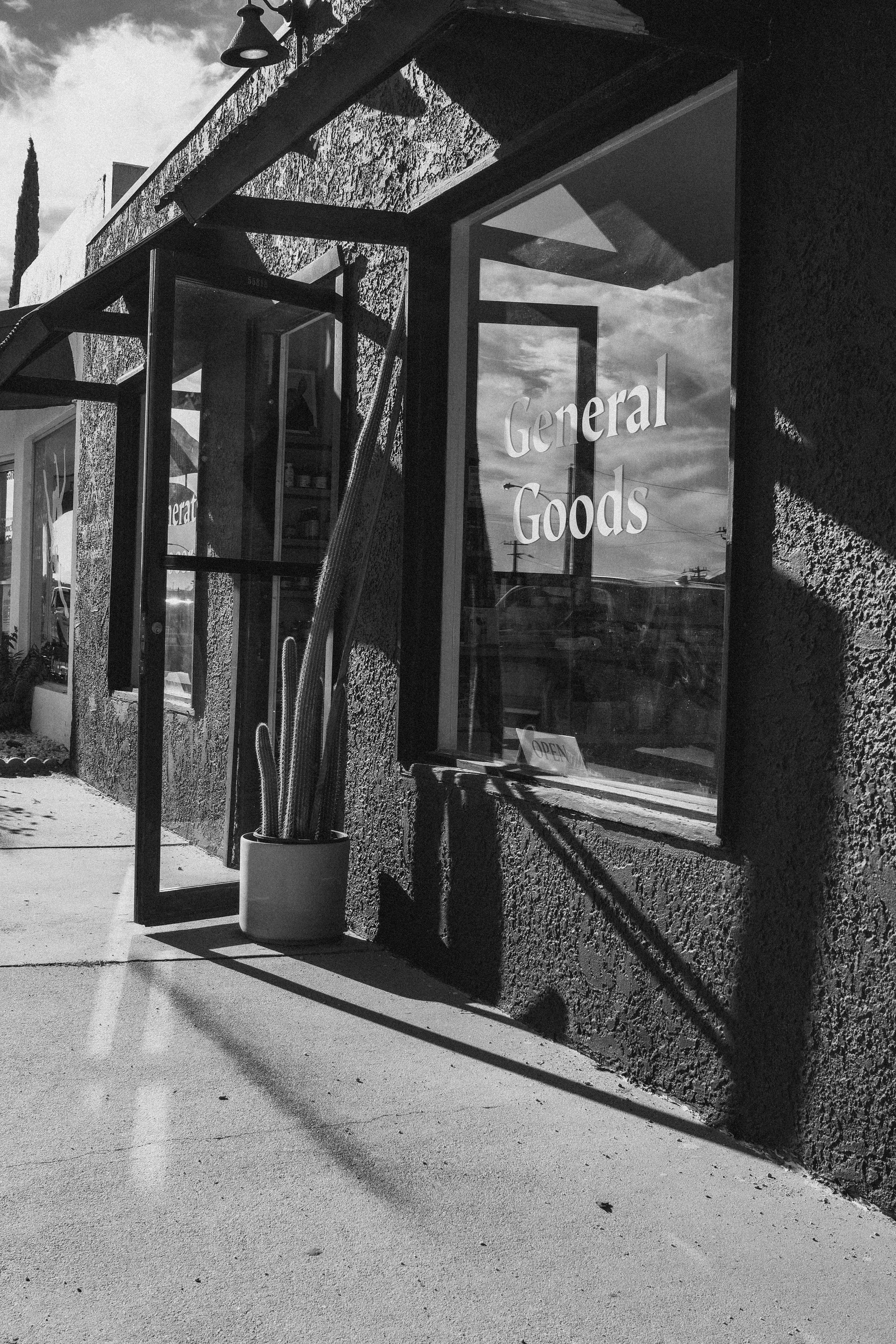 Ein Schwarz-Weiß-Foto einer Ladenfront