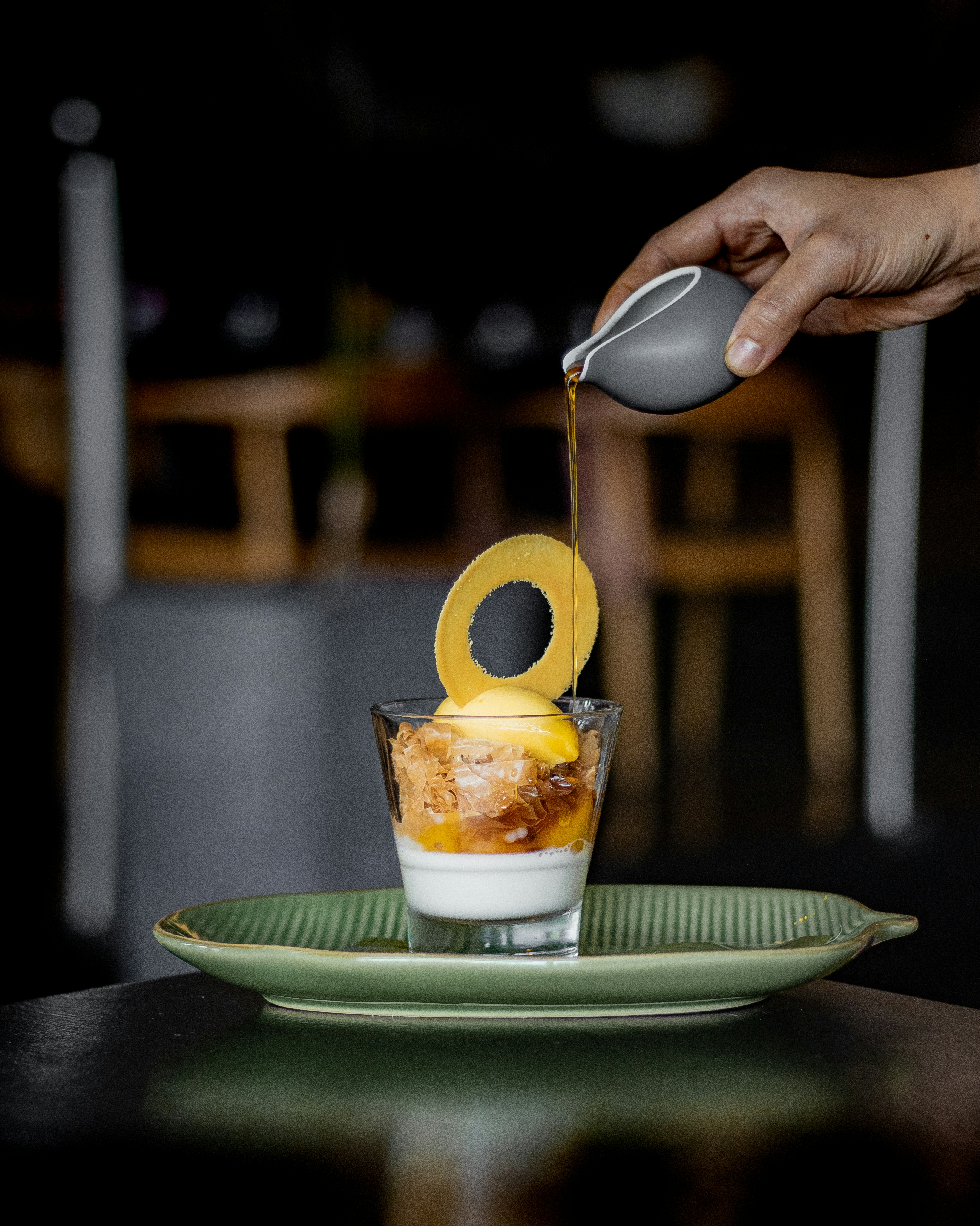 una persona rociando algo en un vaso