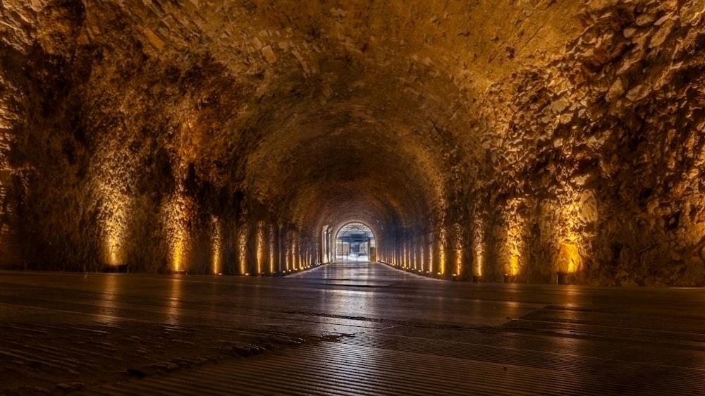 un long tunnel avec une lumière au bout