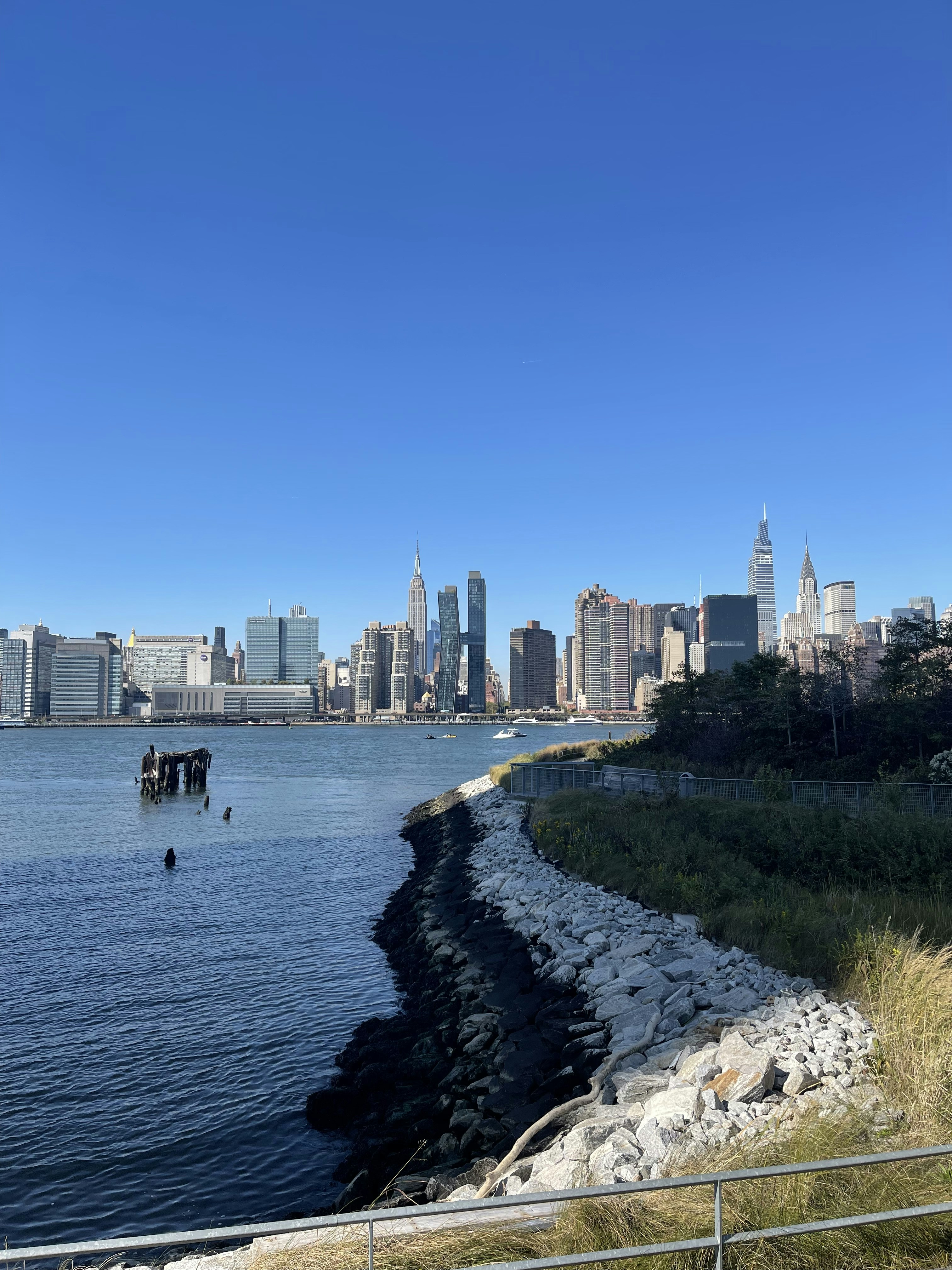 都市を背景にした水域