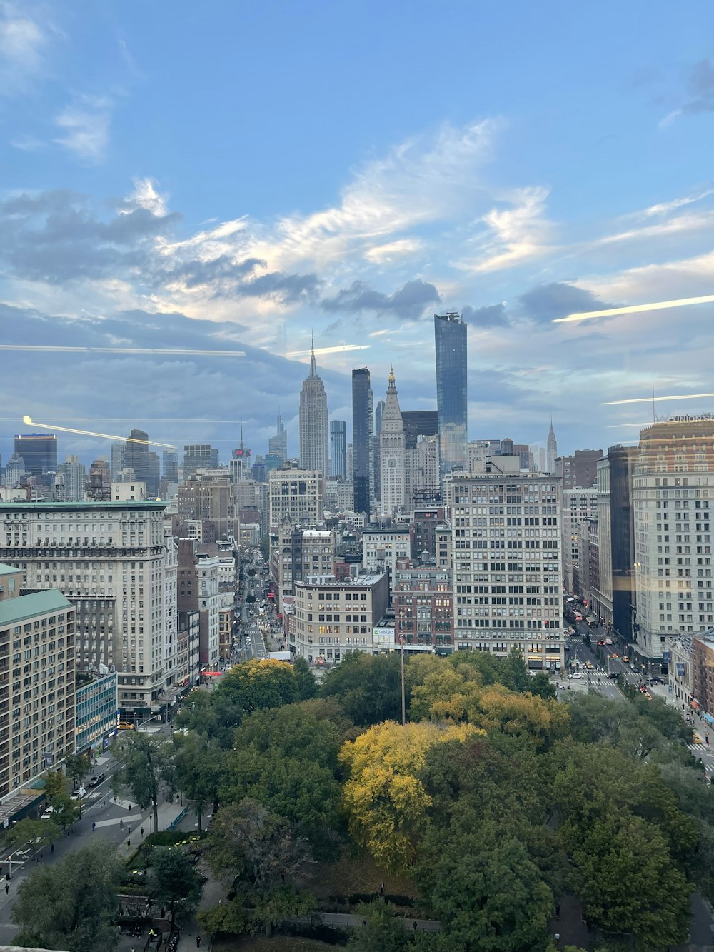 uma vista de uma cidade do topo de uma colina