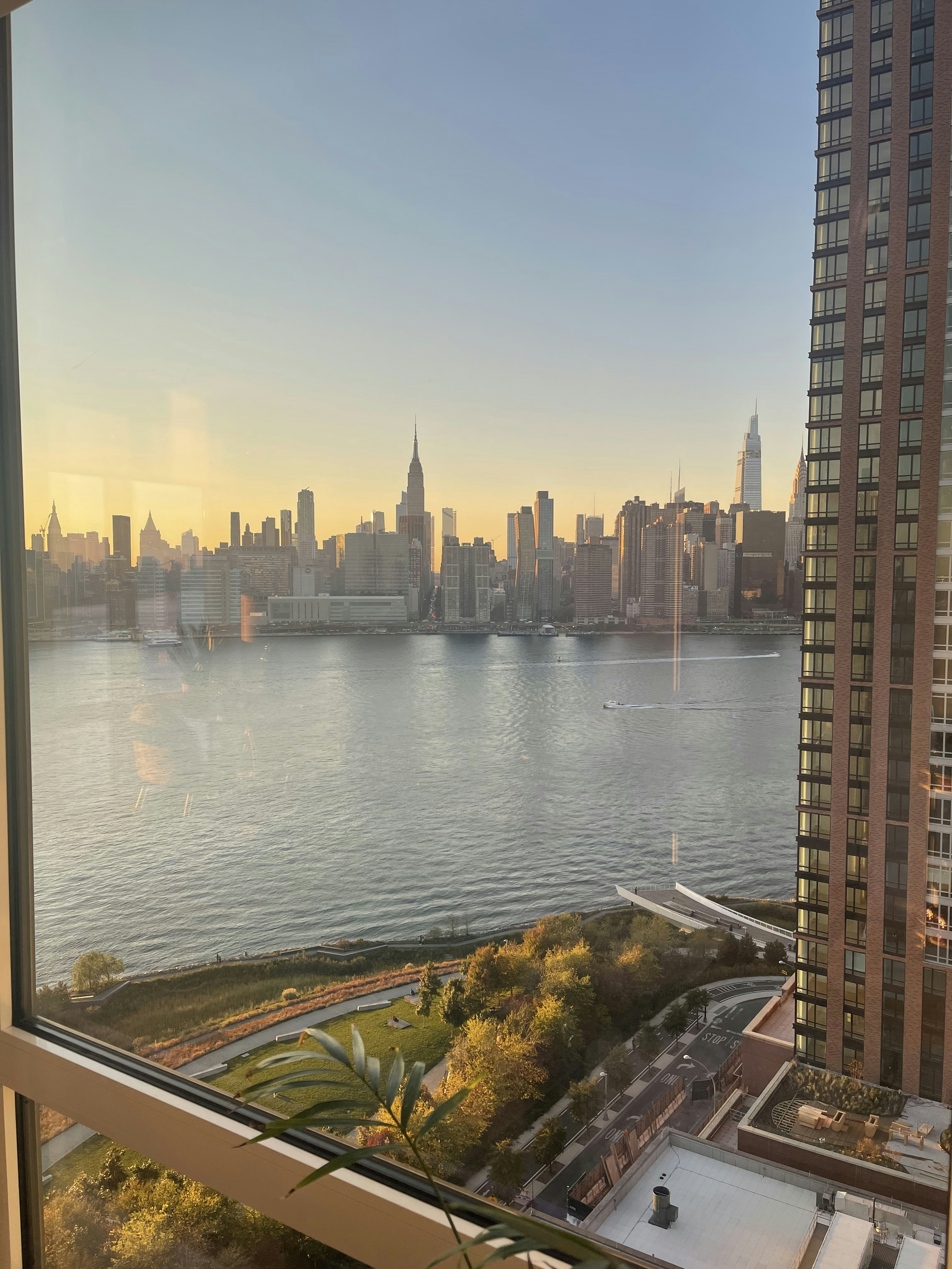 Una vista de una gran masa de agua desde un edificio de gran altura