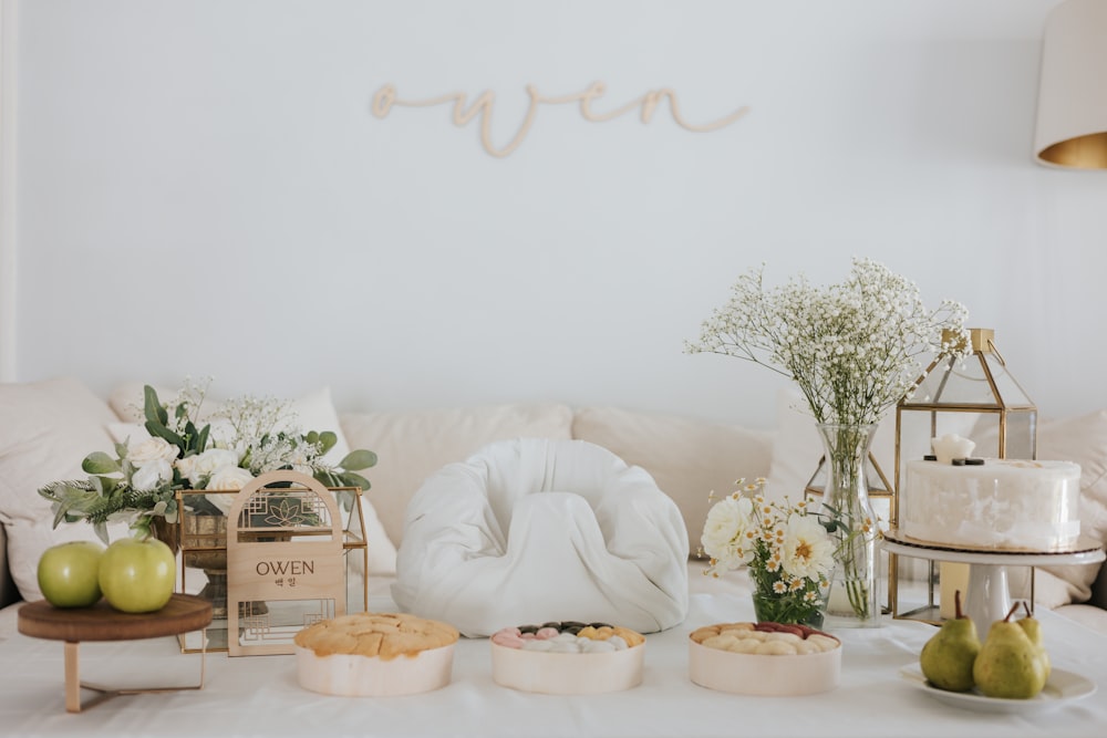 une table garnie de gâteaux et de desserts sur une nappe blanche