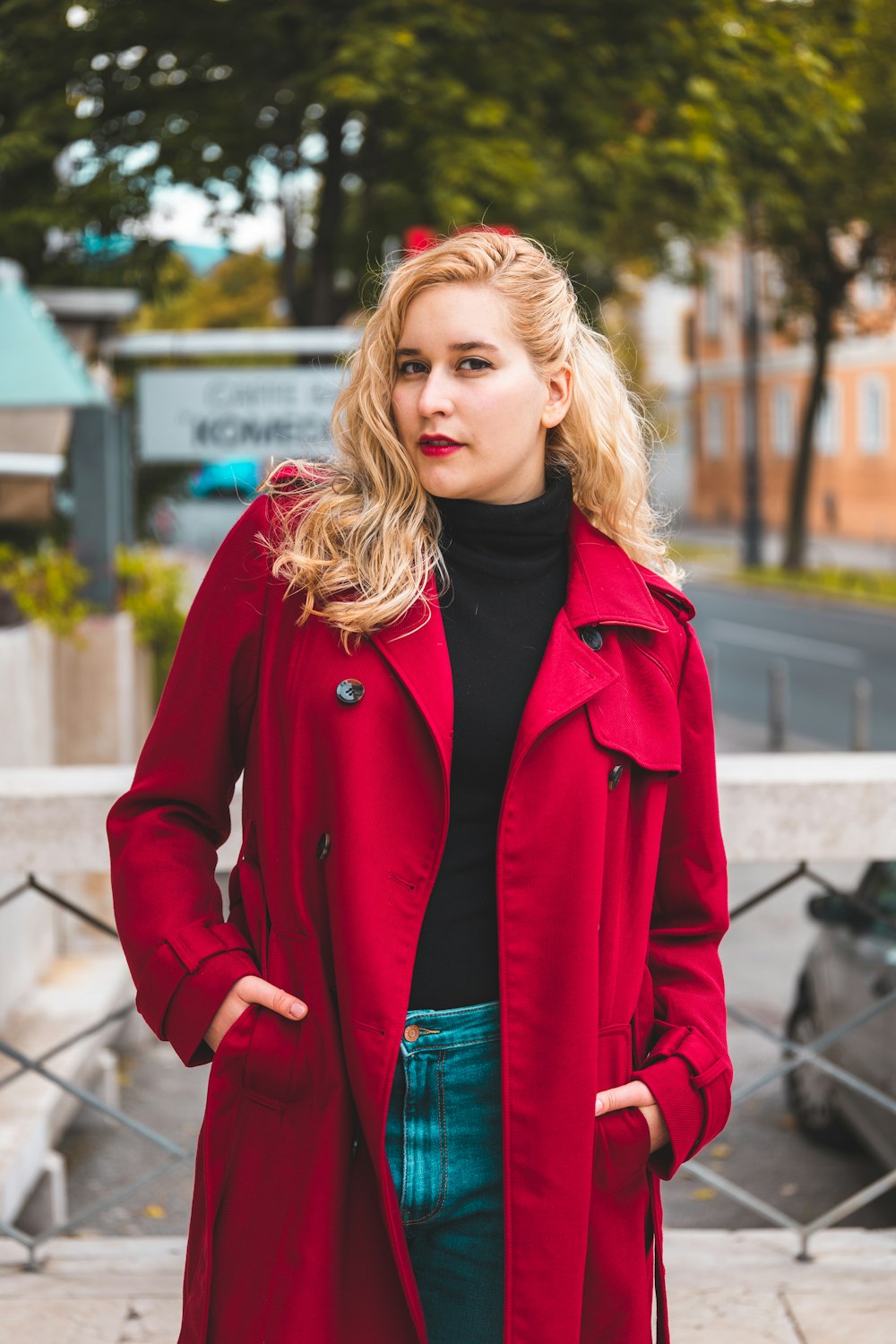 Una donna in un cappotto rosso è in posa per una foto foto – Zagabria  Immagine gratuita su Unsplash