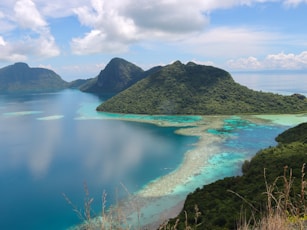a beautiful blue lagoon surrounded by green mountains
