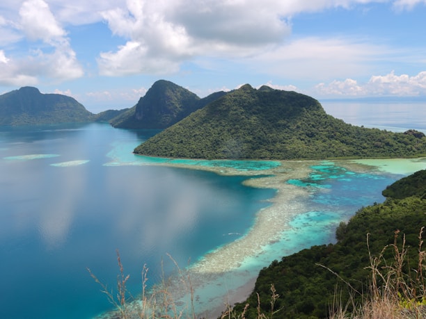 a beautiful blue lagoon surrounded by green mountains