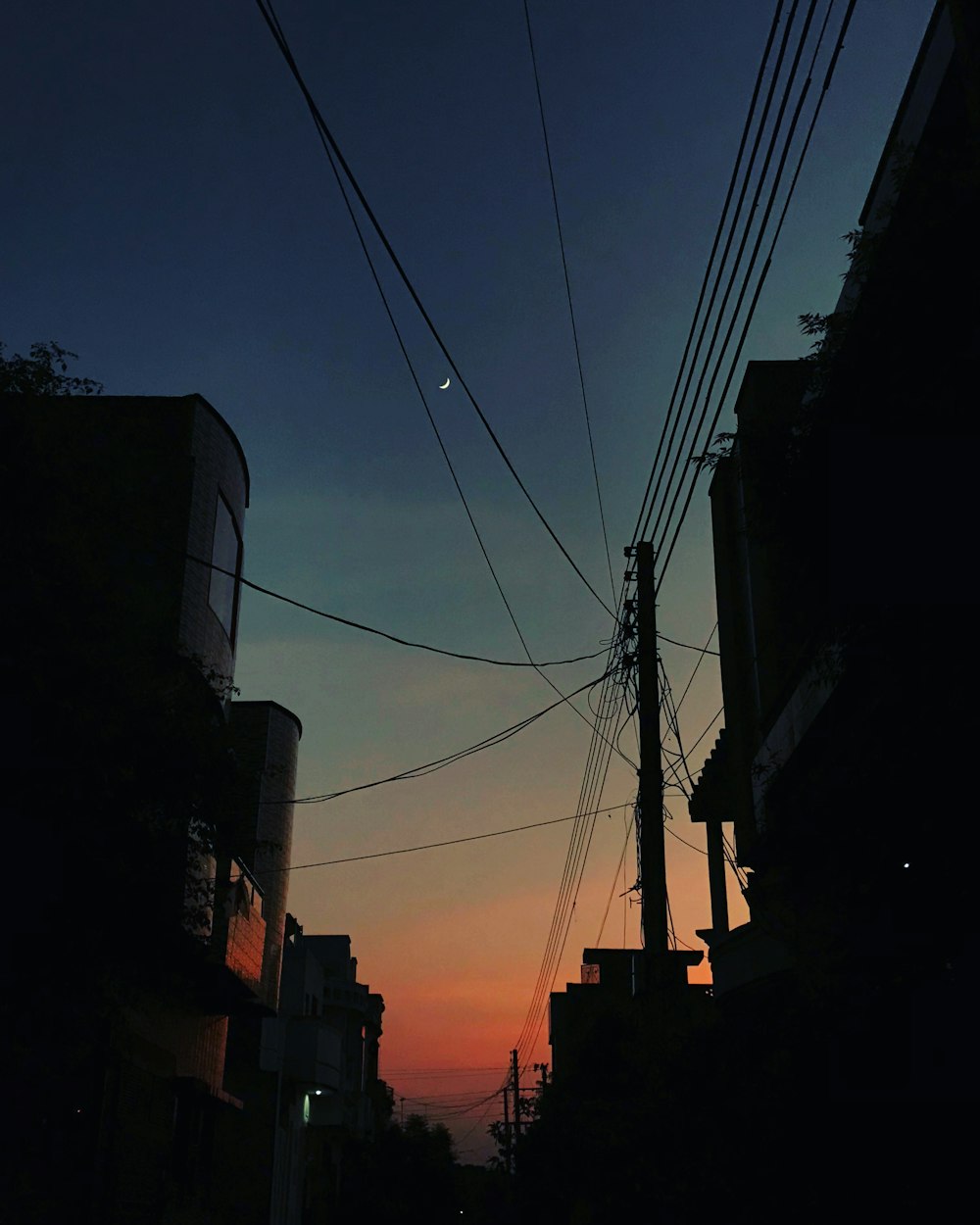 El sol se está poniendo sobre una calle de la ciudad