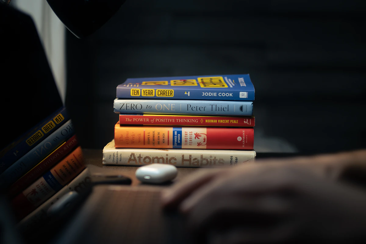 Libros de leyes junto a un portátil muestran la intersección entre el mundo jurídico y el digital.