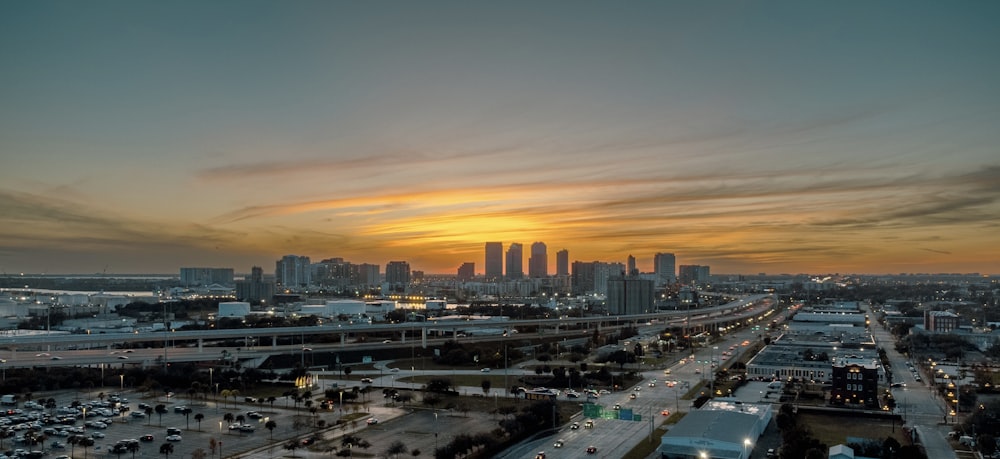 Una vista de una ciudad al atardecer desde un edificio alto