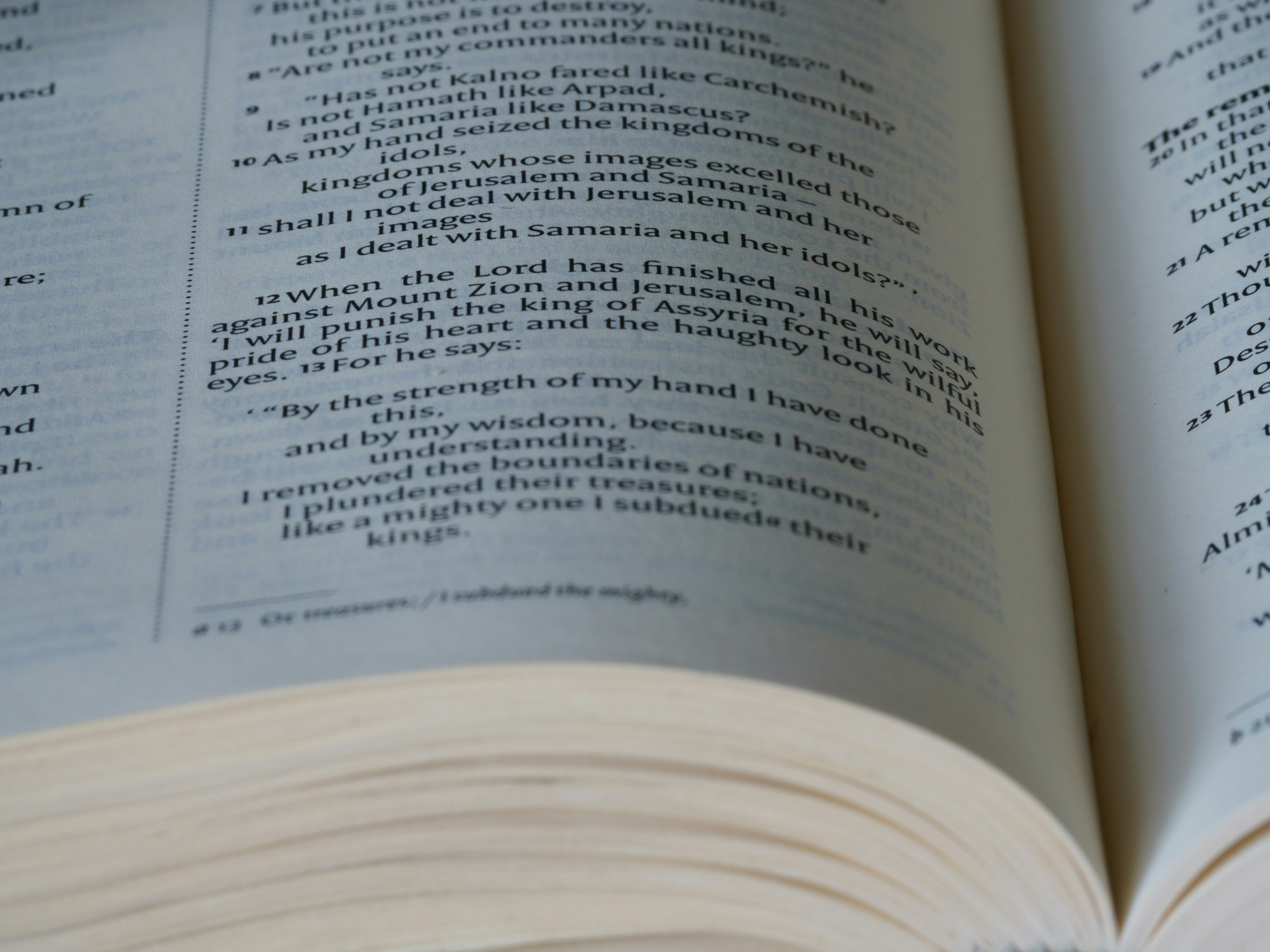 ภาพระยะใกล้ของหนังสือเปิดบนโต๊ะ