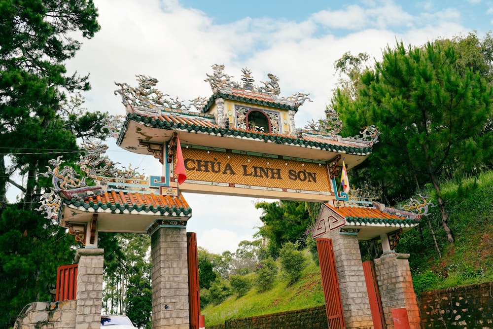 Ein hohes Tor mit einem Schild darüber, auf dem Chua Linh Soi steht