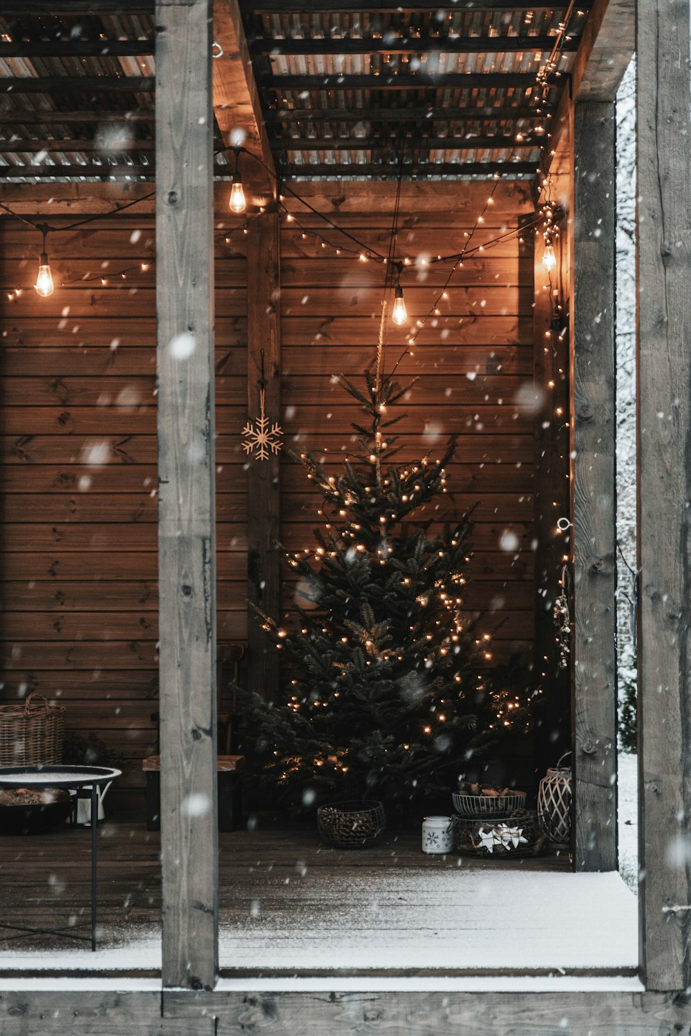 Un petit sapin de Noël dans le coin d’un porche