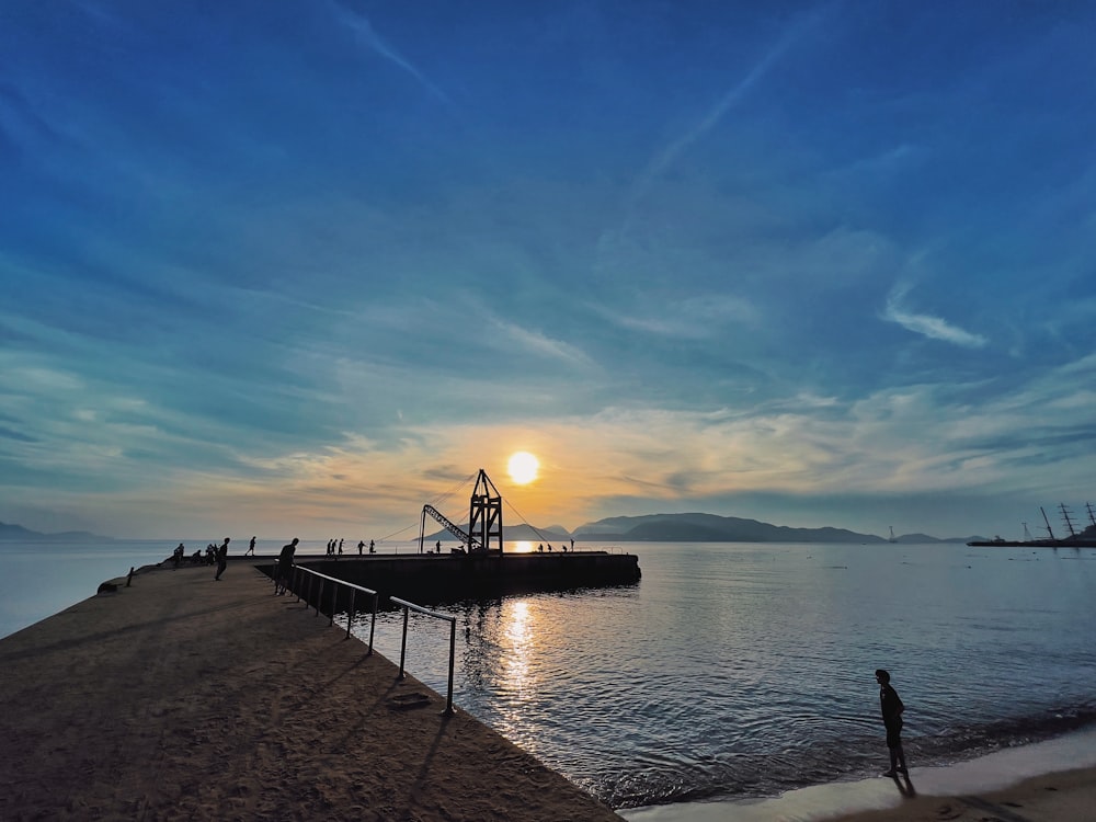 Ein Mann steht an einem Strand am Meer