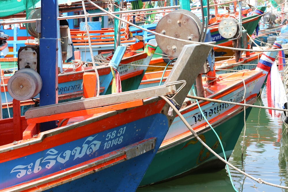 ein Haufen Boote, die im Wasser sitzen