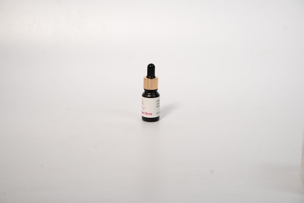 Close-up of a small bottle of mounjax weight loss drops with natural ingredients around it.