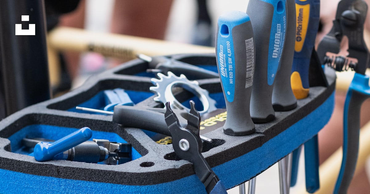 Foto zum Thema Eine Reihe von Werkzeugen, die sich auf einem Rack ...