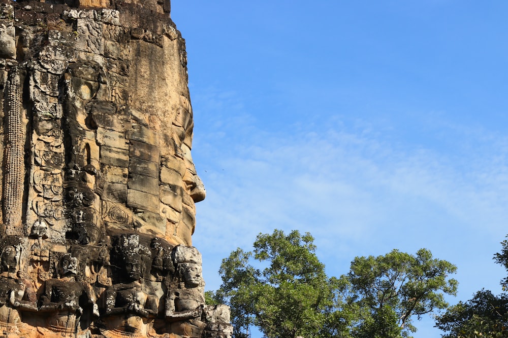 una cara de piedra en el costado de un edificio