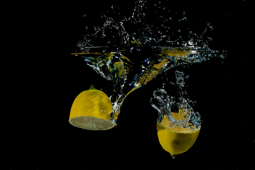 un limone che cade nell'acqua