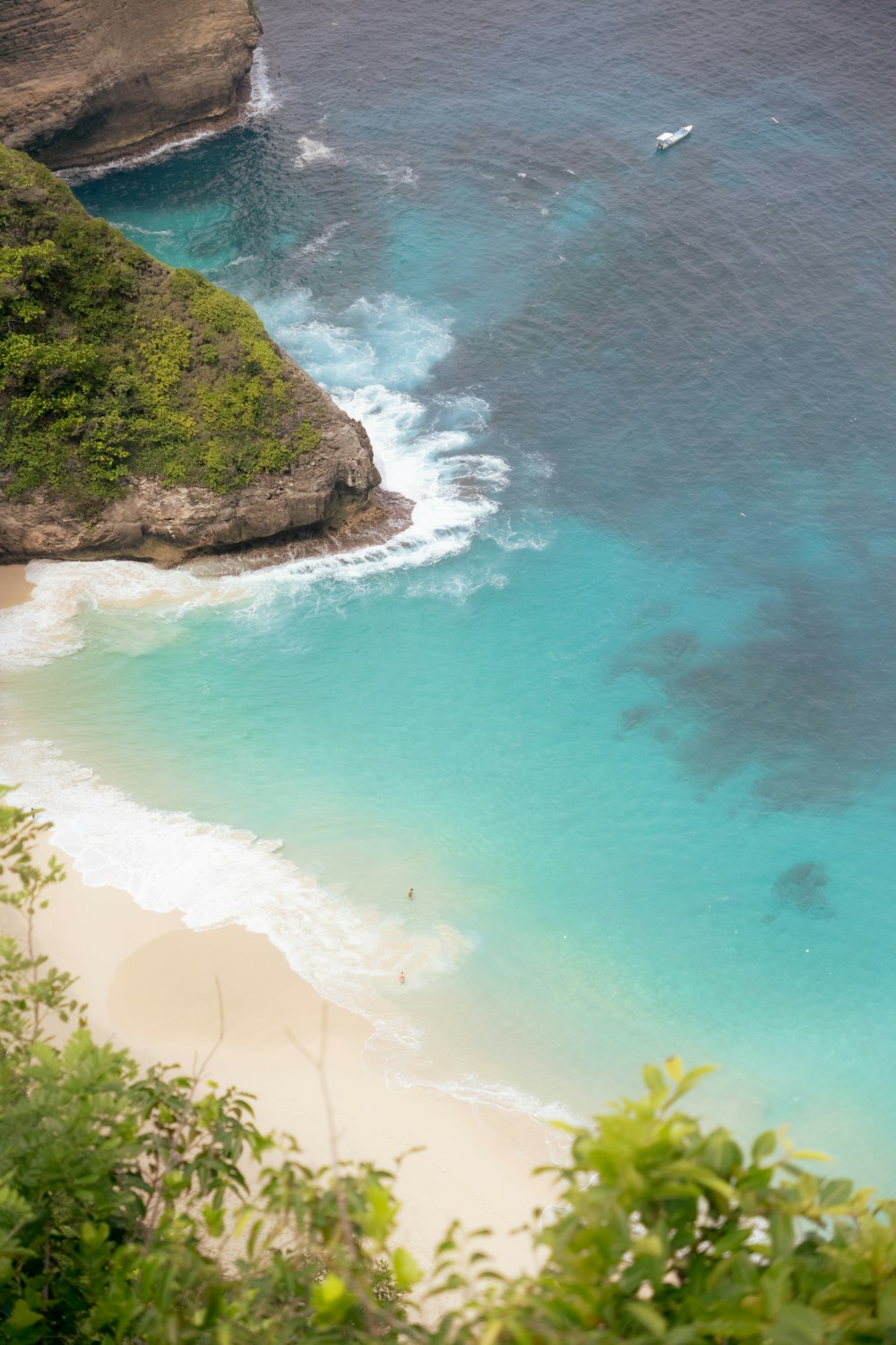 una vista di una spiaggia con una barca nell'acqua