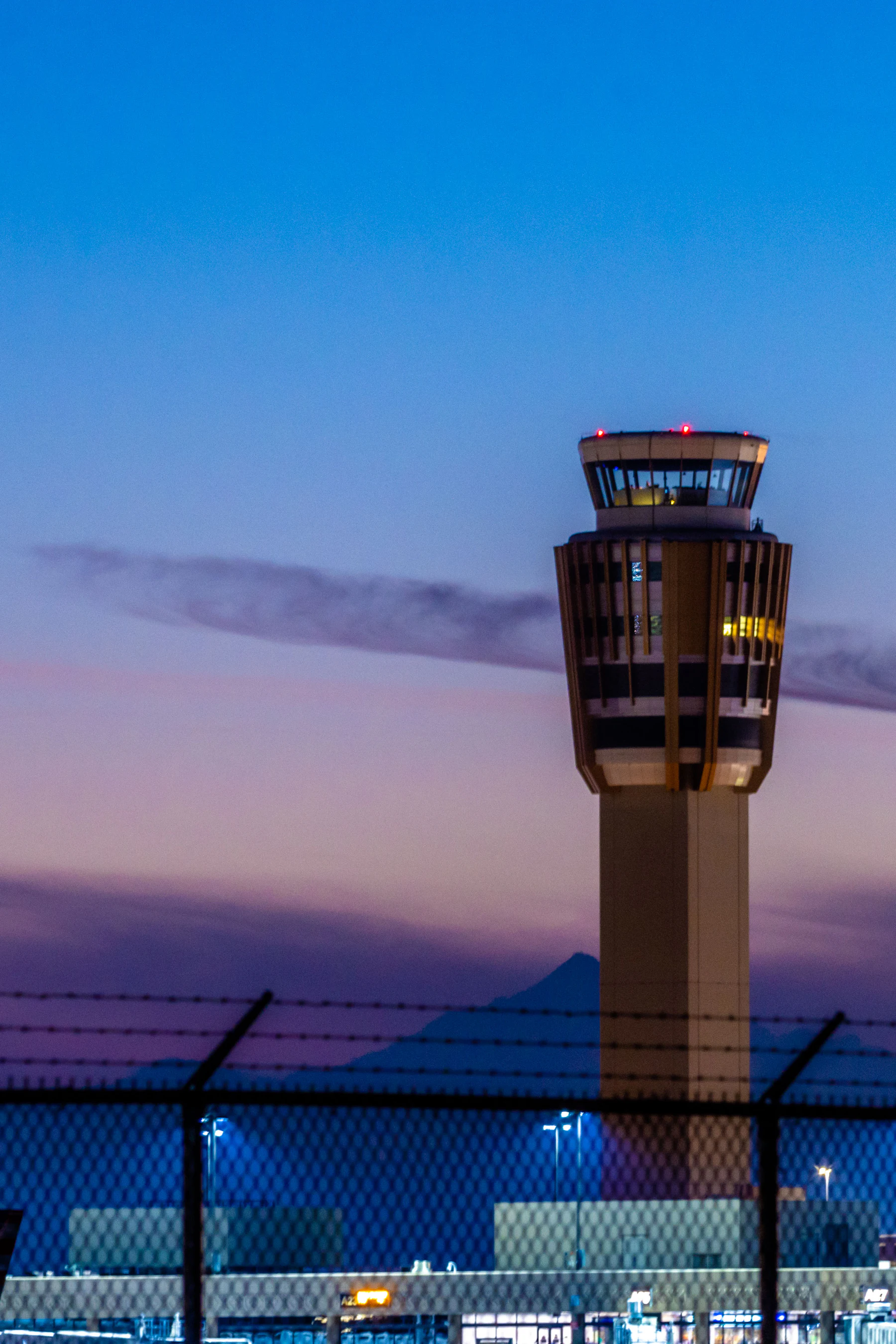 Tower eines Flughafens in der Abenddämmerung