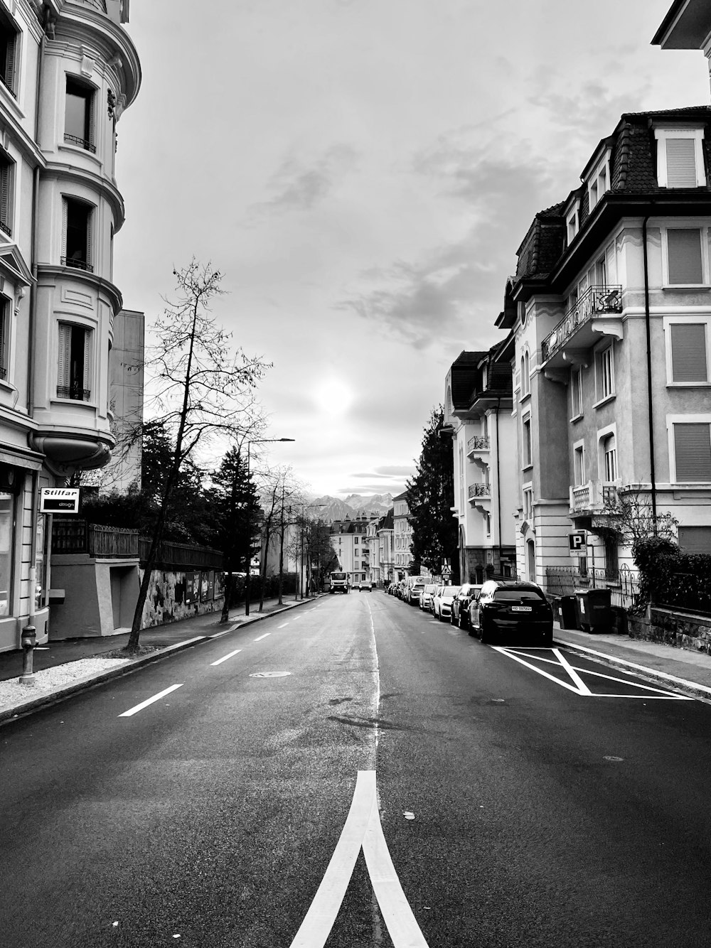 a black and white photo of a city street