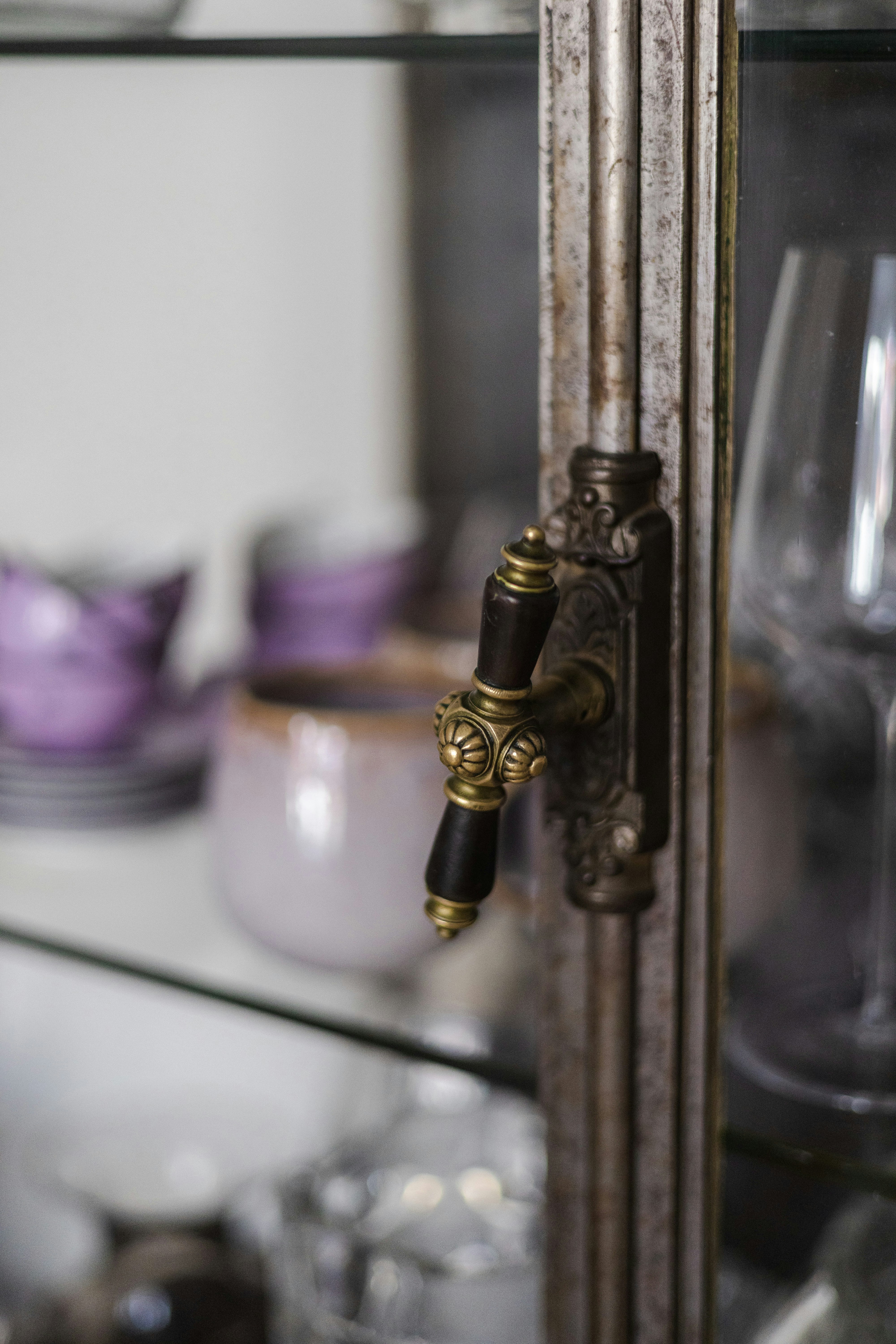 vintage cabinet hardware detail, wallpaper, Affordable Vintage Cabinet Hardware for Guest Room Guide 5