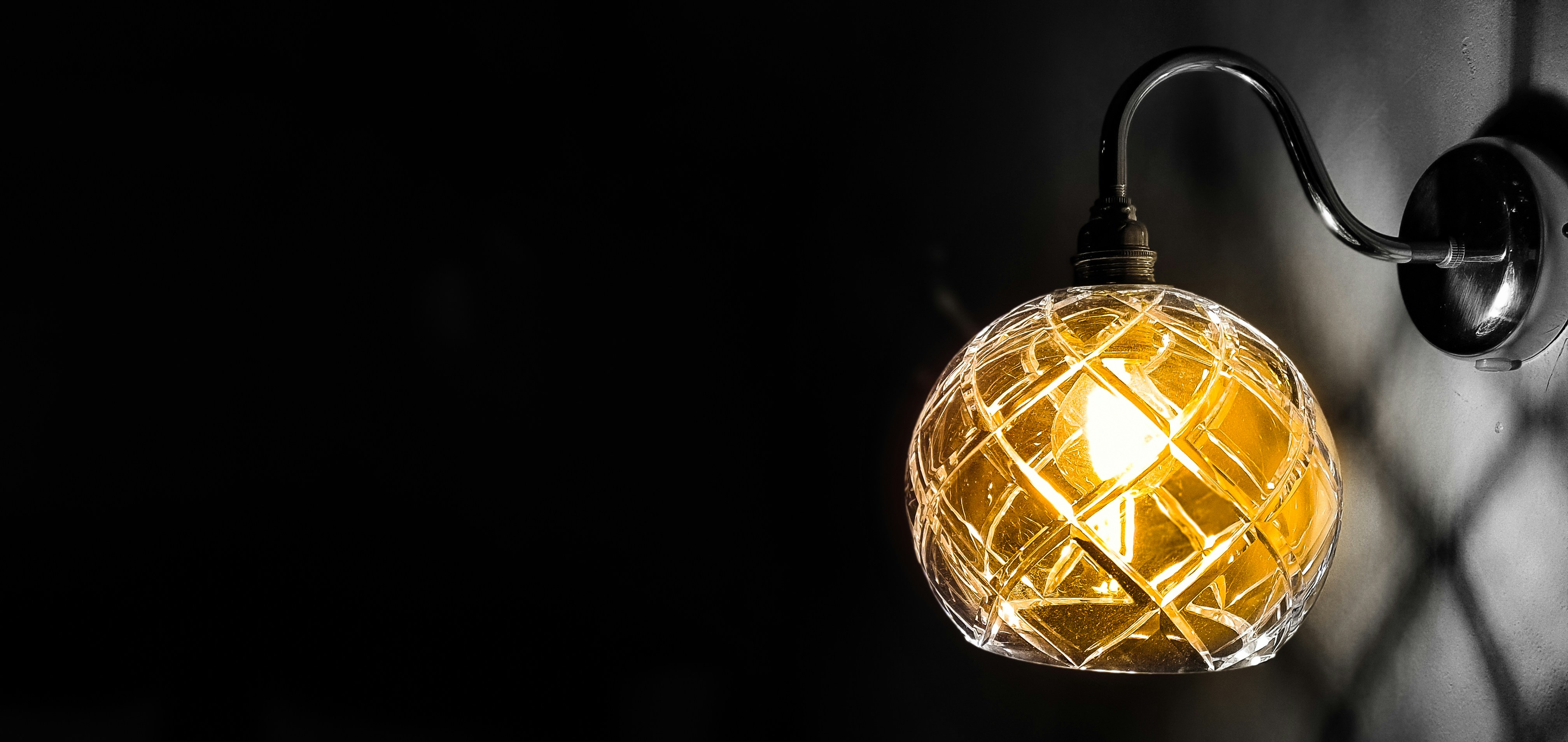 ein Licht, das sich an der Seite einer Wand befindet
