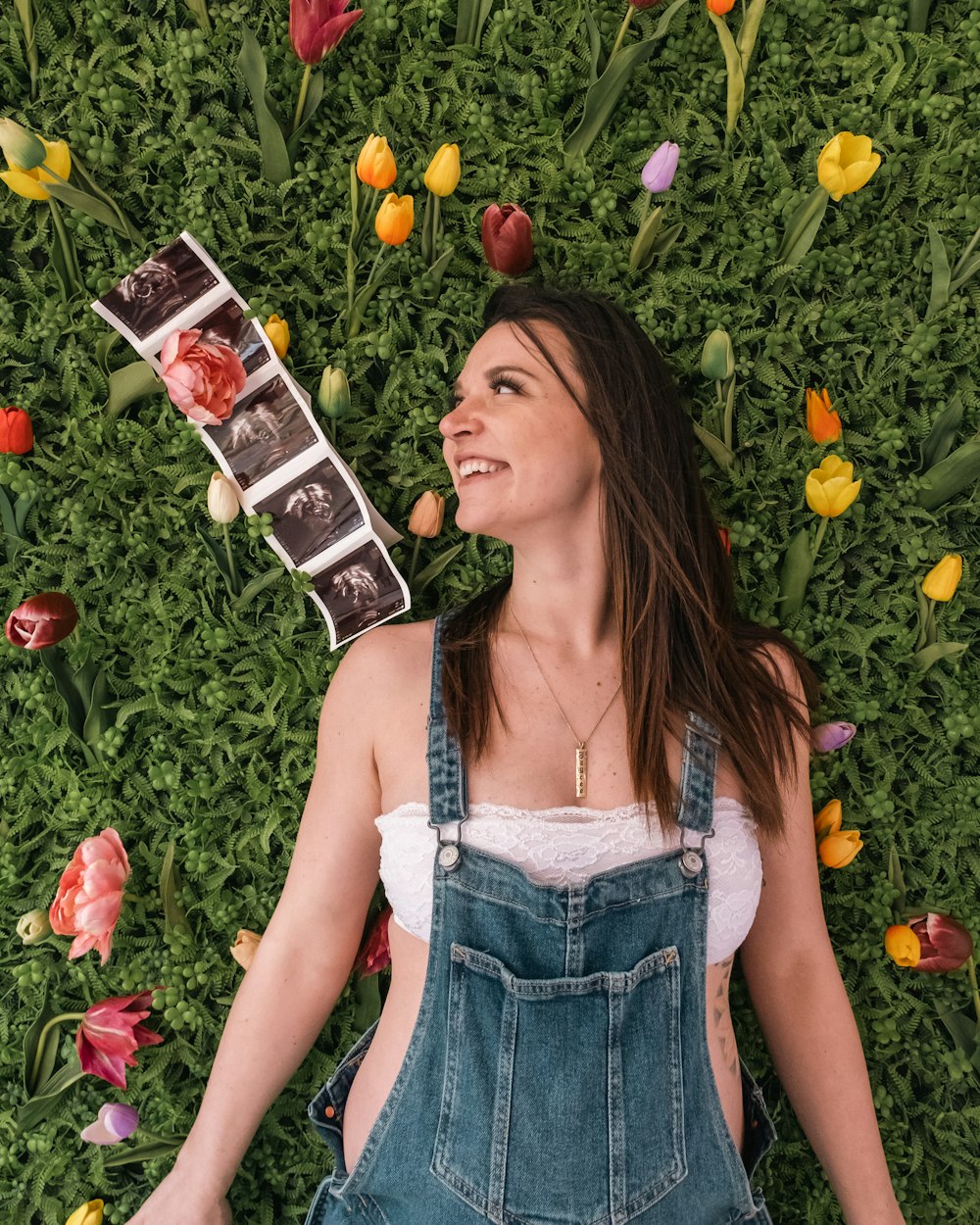 una donna che giace nell'erba con fiori intorno a lei