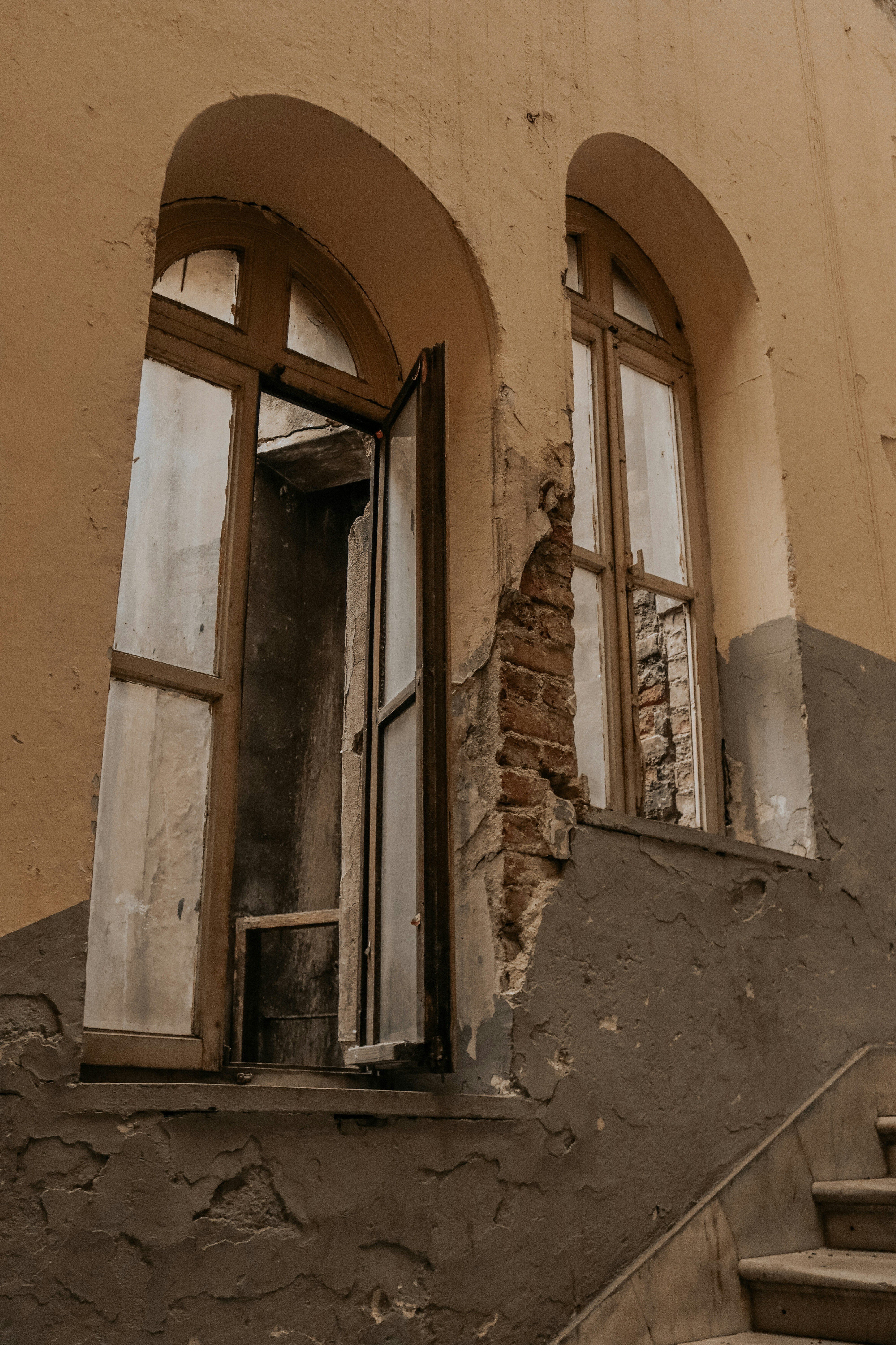 Ein sehr altes Gebäude mit einem Haufen Fenster