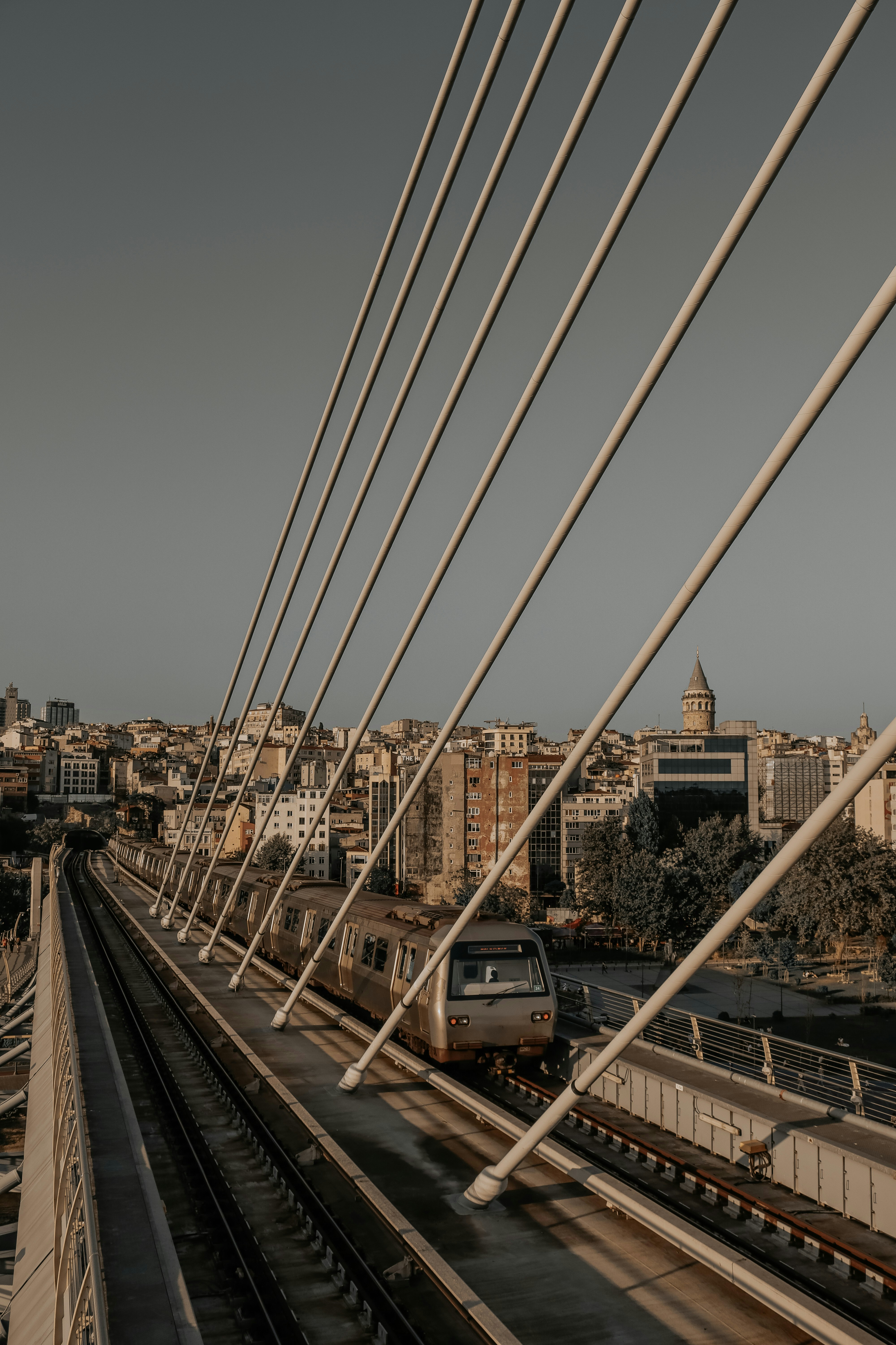 Ein Zug auf einer Bahnstrecke mit einer Stadt im Hintergrund