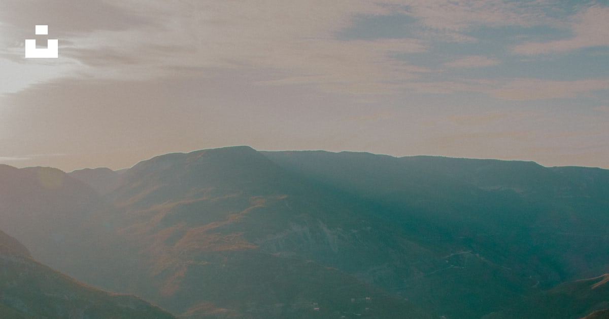 Foto zum Thema Ein Fluss, der durch ein üppiges grünes Tal fließt